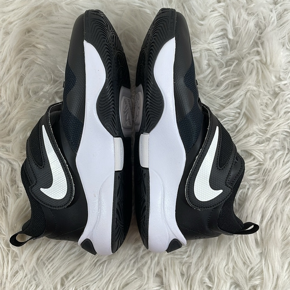 NIKE Team Hustle D 11 Big Kids' Basketball Shoes Black & White Size 7Y NEW - Picture 8 of 16
